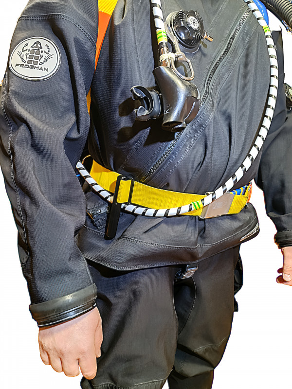 Добавьте этот практичный аксессуар в комплект снаряжения, и ваш шланг наконец-то станет послушным, а погружения - еще приятнее. Пусть подводный мир восхищается вашим аккуратным снаряжением, а не пытается распутать клубок шлангов за вашей спиной!