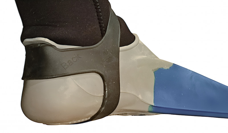 Держатели производят фиксацию в трех точках: под пятку, над пяткой сзади и в верхней части стопы.