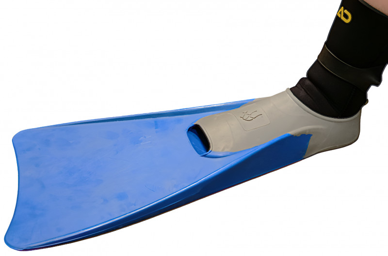 Затем надевается ласта.