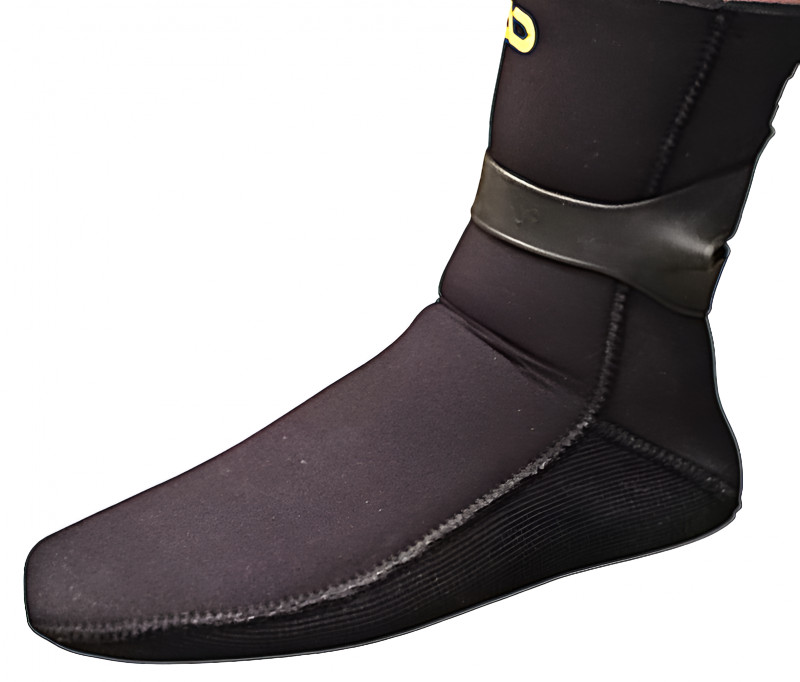 Держатель надевается на ногу и поднимается в верх по голени.