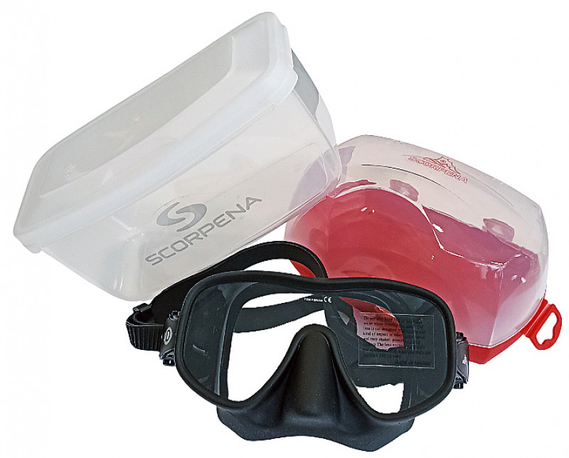 В комплекте идет удобный фирменный пластиковый бокс - идеальное решение для безопасного хранения и удобной транспортировки вашей маски. Модель бокса может различаться в зависимости от партии поставки.