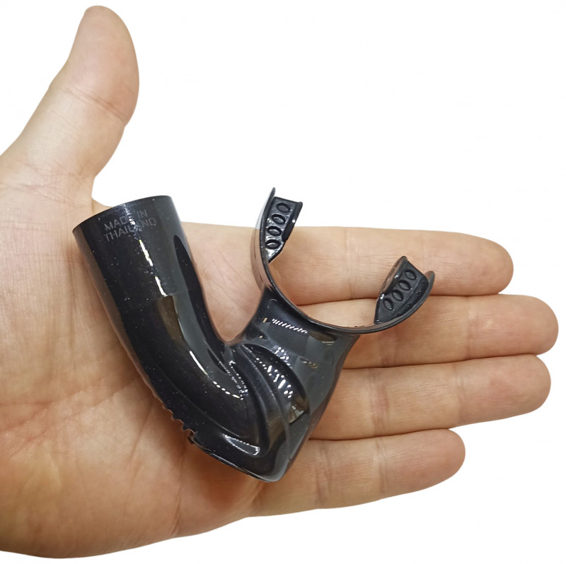 Выполнен из плотного гипоаллергенного силикона с анатомическими пропорциями. Выглядит строго и аккуратно.