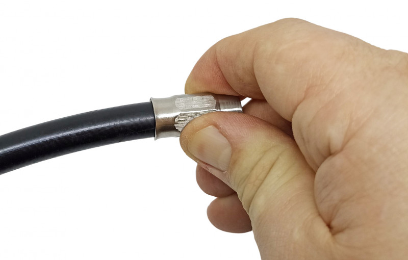 Накручиваем «маму» на срез резинового шланга до упора во внутренний бортик, внимание резьба обратная.