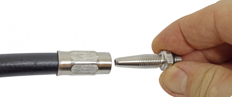 В установленную на шланг «маму» вкручиваем «папу», создавая нужное давление, конус папы можно немного смазать для упрощения захода в шланг.