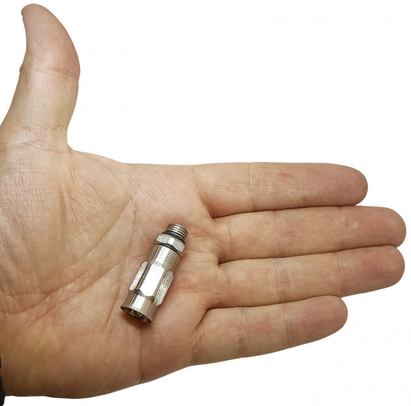 Размер штуцера - 4.4x1.4см.