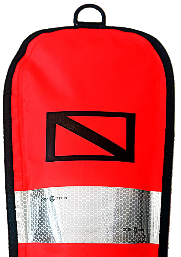 Для пущей безопасности на воде есть светоотражающая полоска в верхней части.