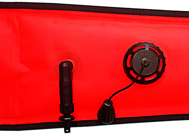 Разъем для подключения шланга инфлятора от вашего «BCD» или сухого костюма, чтобы быстро надуть буй на поверхности.