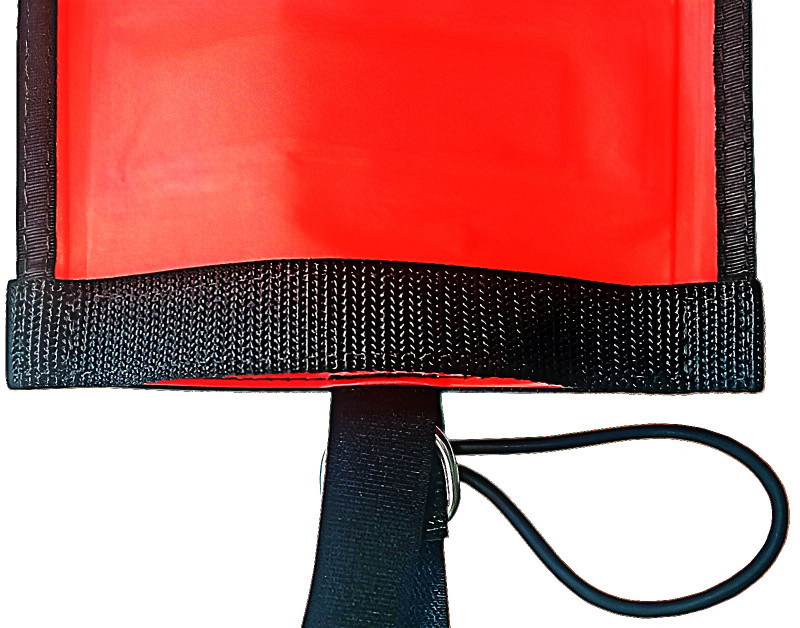 Петля для крепления к катушке-шпуле в нижней части.