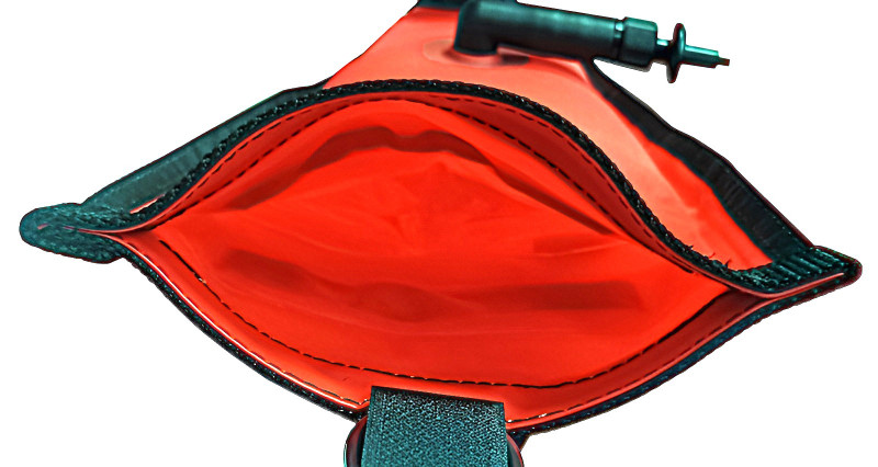 Стандартный самозакрывающийся изнутри лепестковый клапан, позволяющий поддуть его из запасного дыхательного автомата.