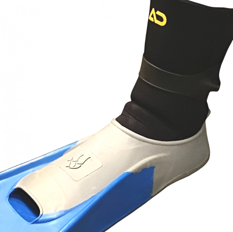 Затем надевается ласта.