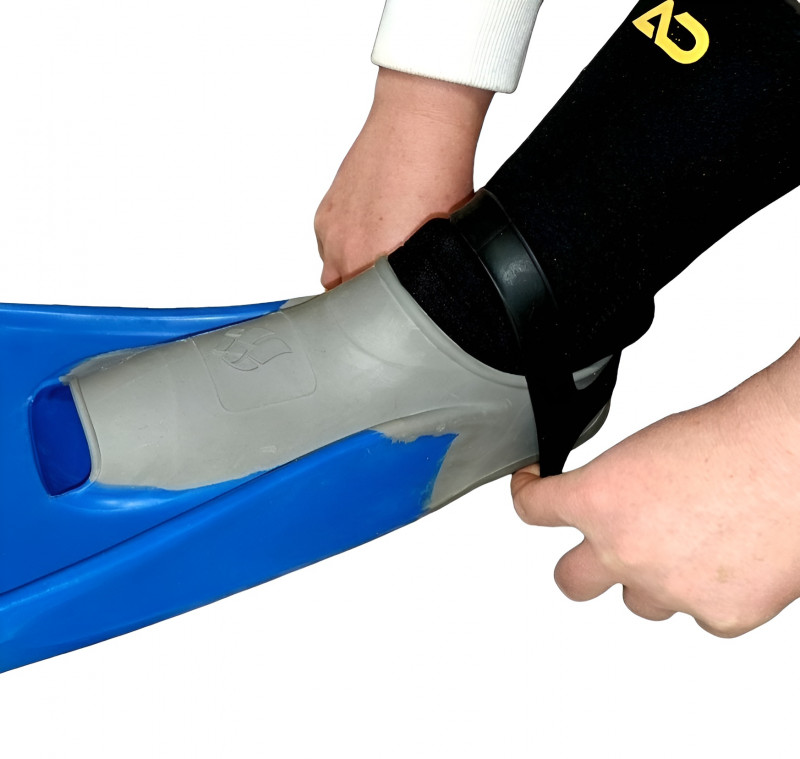 Держатель опускается вниз и плотно натягивается на калошу ласты.