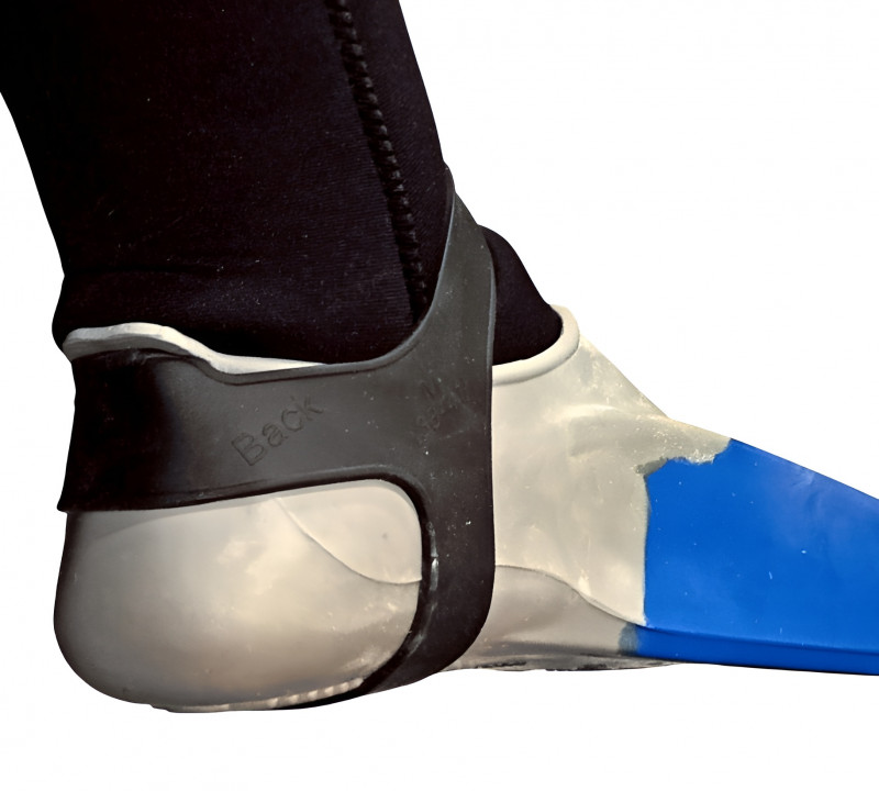 Материал позволяет создать идеальное прилегание: не слишком туго (чтобы не нарушить кровообращение), но и не слишком слабо (чтобы ласта не решила отправиться в самостоятельное путешествие по океану).