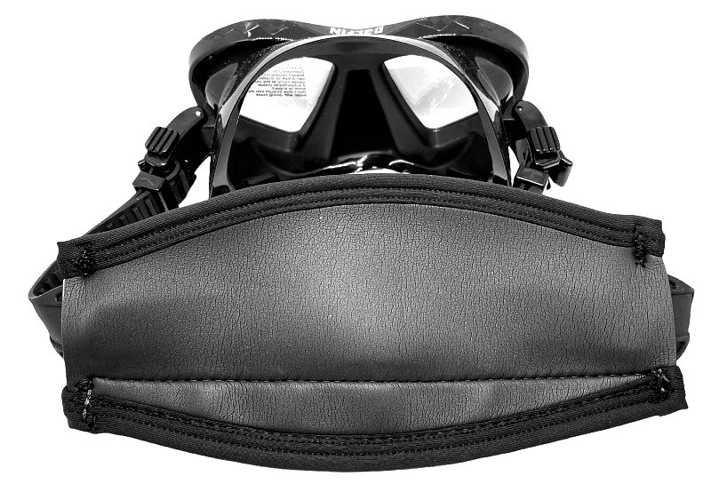 Устраняет недостатки классического силиконового ремешка маски: давление на затылочную часть головы и выдергивание волос.