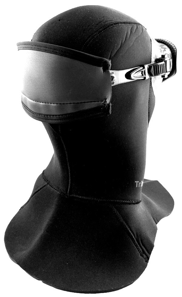 Неопрен обладает хорошей эластичностью, благодаря чему оголовник плотно облегает голову и надежно удерживает ремешок маски.