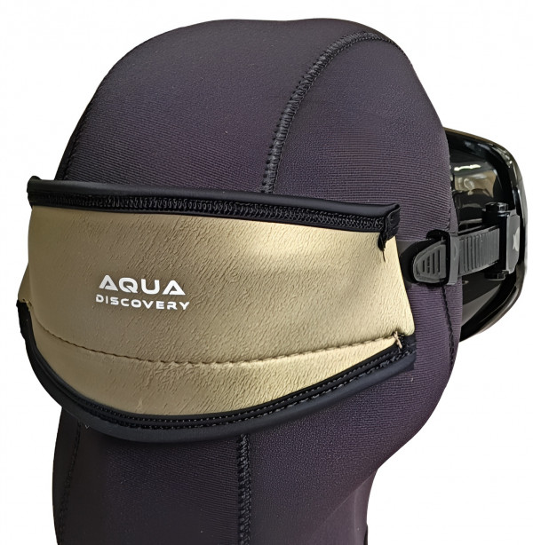 Неопрен обладает хорошей эластичностью, благодаря чему оголовник плотно облегает голову и надежно удерживает ремешок маски. Все смотрится стильно, элегантно. Оголовник - это еще и отличное место, чтобы подписать маску, а заодно и себя для напарника под водой.