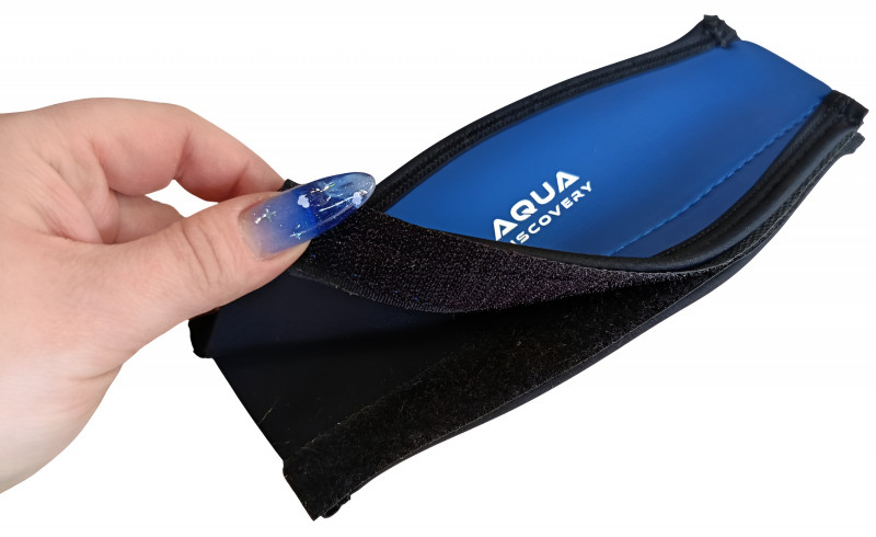 Чехол крепится при помощи удобной застежки-липучки, это позволяет устанавливать его на маску не вынимания ремешок из креплений. Такое решение также дает возможность хорошо просушивать оголовник при необходимости.