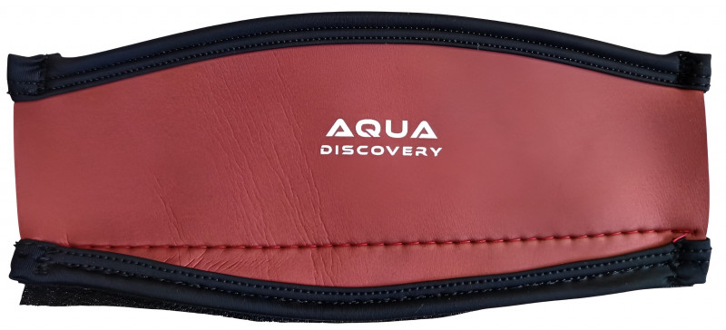 Снаружи гладкий неопрен, который дает красивый глянцевый эффект и позволяет более комфортно снимать и надевать ремешок маски на волосы. На обеих сторонах маски по центру фирменный аккуратный логотип производителя.