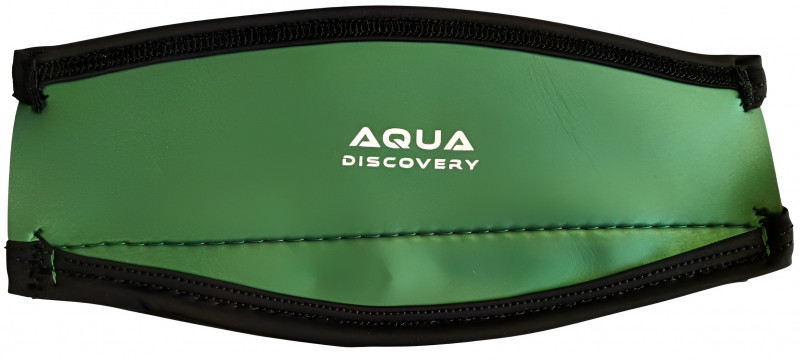 Снаружи гладкий неопрен, который дает красивый глянцевый эффект и позволяет более комфортно снимать и надевать ремешок маски на волосы. На обеих сторонах маски по центру фирменный аккуратный логотип производителя.