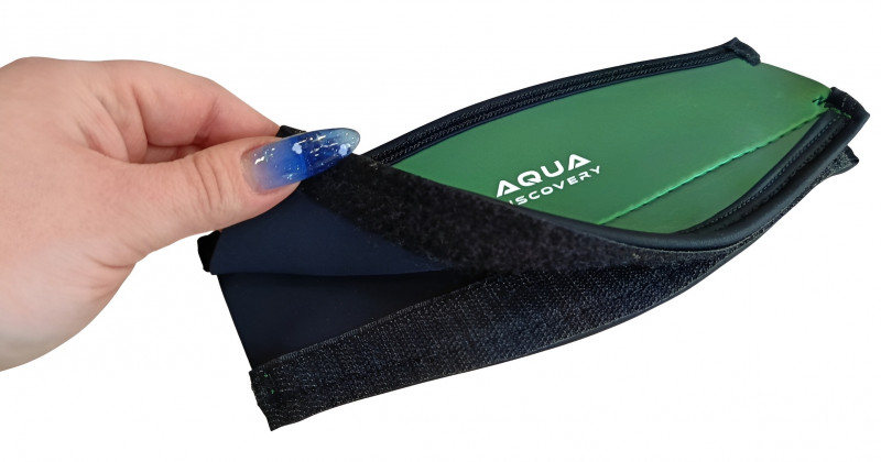 Чехол крепится при помощи удобной застежки-липучки, это позволяет устанавливать его на маску не вынимания ремешок из креплений. Такое решение также дает возможность хорошо просушивать оголовник при необходимости.