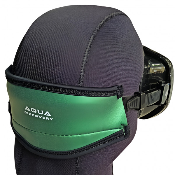 Неопрен обладает хорошей эластичностью, благодаря чему оголовник плотно облегает голову и надежно удерживает ремешок маски. Все смотрится стильно, элегантно. Оголовник - это еще и отличное место, чтобы подписать маску, а заодно и себя для напарника под водой.