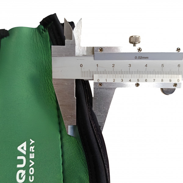 Толщина оголовника в месте соединения липучек - приблизительно 1.5см.