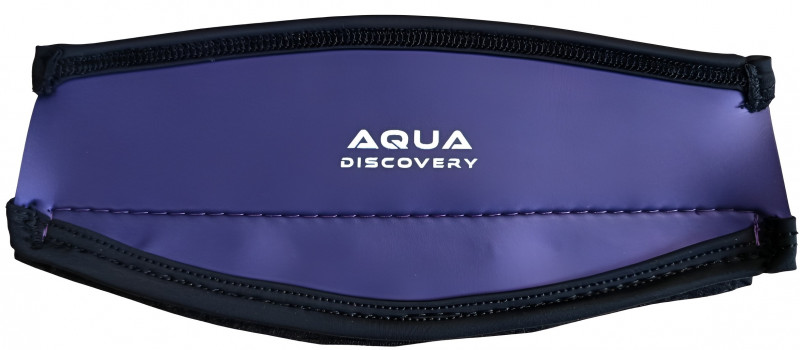 Снаружи гладкий неопрен, который дает красивый глянцевый эффект и позволяет более комфортно снимать и надевать ремешок маски на волосы. На обеих сторонах маски по центру фирменный аккуратный логотип производителя.