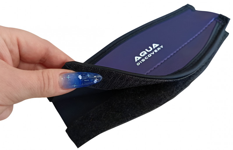 Чехол крепится при помощи удобной застежки-липучки, это позволяет устанавливать его на маску не вынимания ремешок из креплений. Такое решение также дает возможность хорошо просушивать оголовник при необходимости.