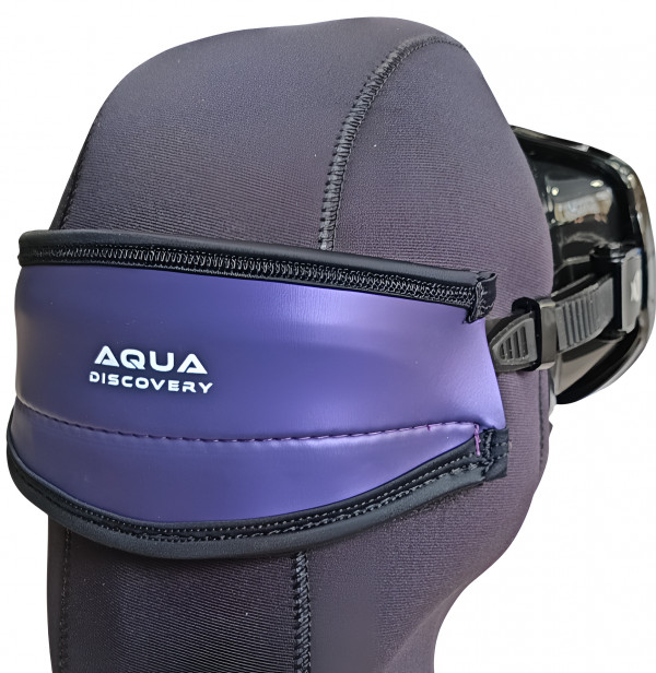 Неопрен обладает хорошей эластичностью, благодаря чему оголовник плотно облегает голову и надежно удерживает ремешок маски. Все смотрится стильно, элегантно. Оголовник - это еще и отличное место, чтобы подписать маску, а заодно и себя для напарника под водой.