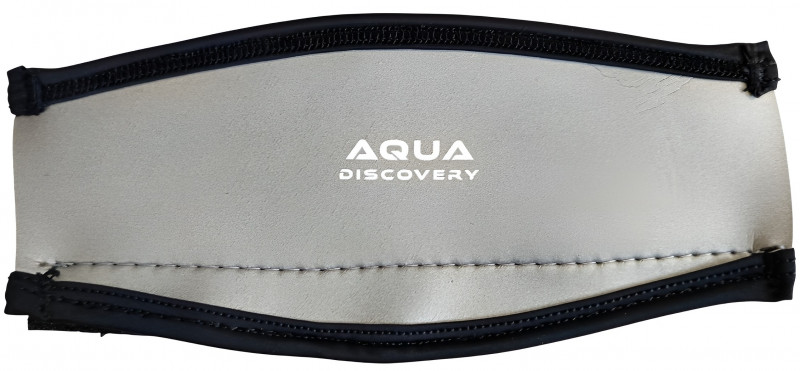 Снаружи гладкий неопрен, который дает красивый глянцевый эффект и позволяет более комфортно снимать и надевать ремешок маски на волосы. На обеих сторонах маски по центру фирменный аккуратный логотип производителя.