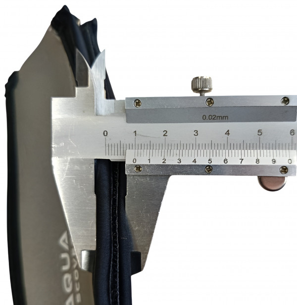 Толщина оголовника в месте соединения липучек - приблизительно 1.5см.