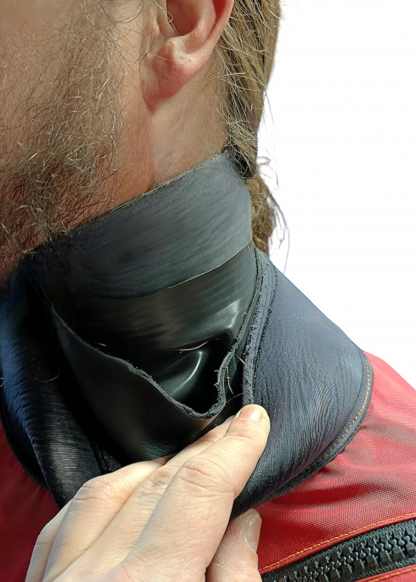 Фото иллюстрирует дополнительный вариант положения элемента: под латексным обтюратором. Такое расположение позволяет компенсировать растяжение манжеты или изменение анатомических параметров шеи, обеспечивая плотное прилегание.