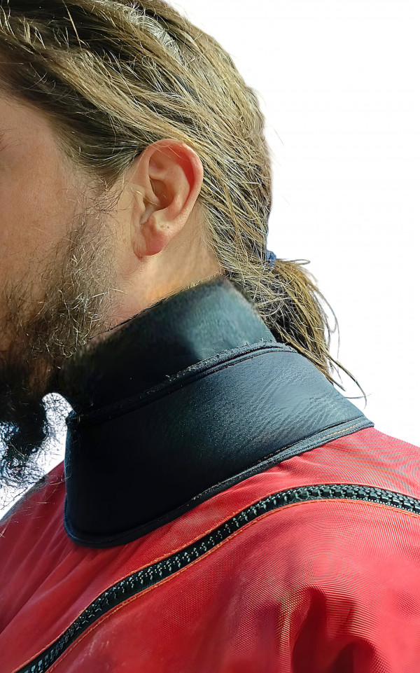 На фото показан вариант использования аксессуара: силиконовая манжета установлена поверх латексной. Это решение создает дополнительный утепляющий слой и улучшает прилегание к шейной зоне.