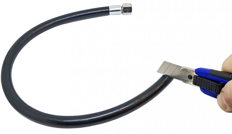 Для установки штуцера отрезаем резиновый шланг со стороны первой ступени по нужной длине.