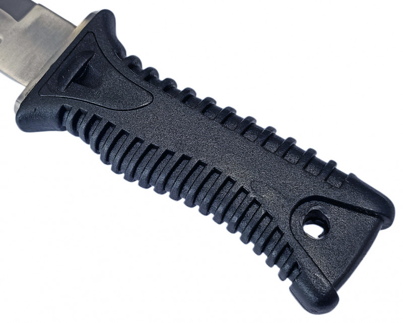 Объемная рукоятка ножа из пластика с ребристыми гранями удобно ложится в руке, на конце рукояти отверстие диаметром 5мм для крепления ремешка (темляка) на руку.