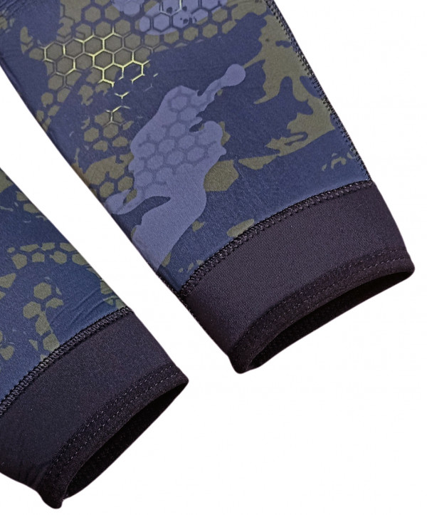 Края рукавов и штанин обшиты ниткой, для большей надежности.