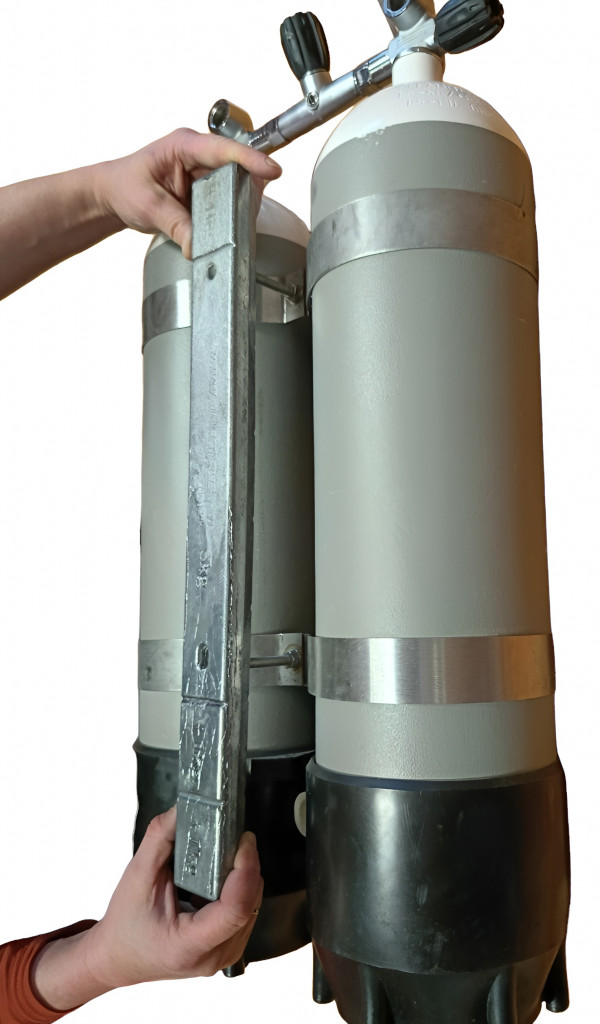 Чаще всего груз располагают с внутренней стороны, между баллонами и вашей жесткой спинкой.