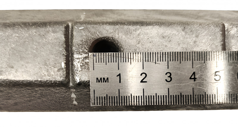Диаметр отверстия под болты - чуть больше 1см.