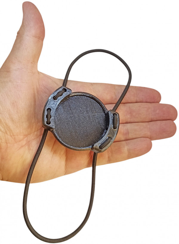 Сделан из прочного пластика, устойчивого к соленой воде.