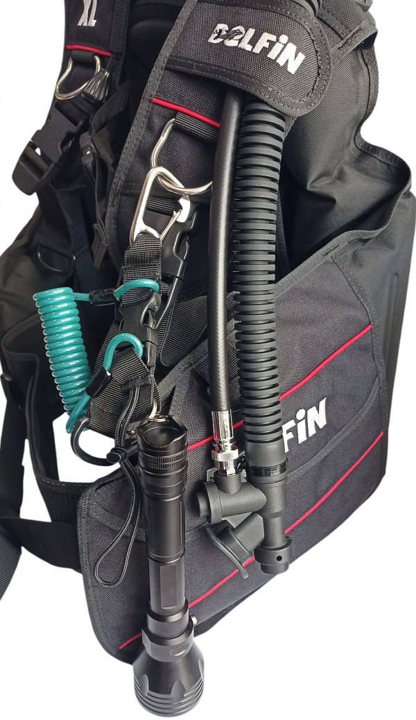 Используется для фиксации различных приспособлений на снаряжении ныряльщика (фототехника, фонари, подводный инструмент и т.д.), дабы освободить руки и не отвлекаться от основных задач обеспечения безопасности под водой.