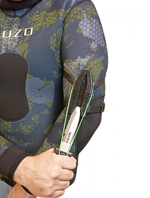 Эластичность темляка позволяет извлекать нож из ножен без необходимости предварительного снятия резинки рукой.