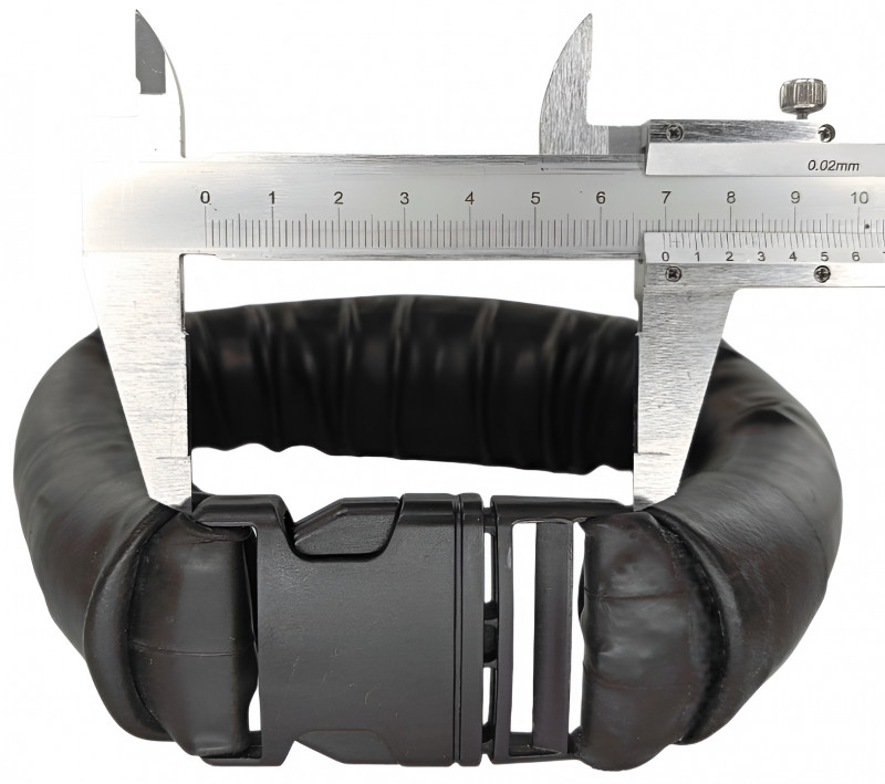 Длина пряжки составляет примерно 7см.