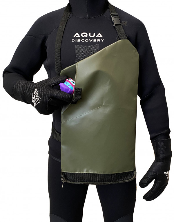 Добыча и находки удобно помещаются в питомзу через верхний карман. Обеспечивает обтекаемое размещение поверх тела или костюма ныряльщика со стороны живота. Позволяет совместить подводную охоту с собирательством.