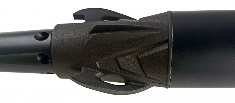 Прочное ушко для привязки линя в передней части ружья. Рядом надежный рог для намотки линя.