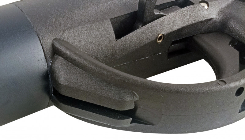 Встроенное в рукоятку крепление для быстрой установки фирменной катушки SALVIMAR.