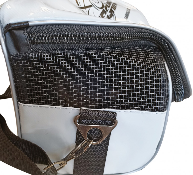 Закрывается на широкую и надежную «U-образную» молнию с двумя собачками. Вставки из высокопрочного сетчатого материала служат для просушки содержимого внутри.