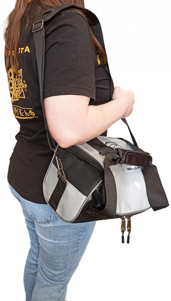 Плечевая лямка с надежной железной фурнитурой позволяет смело переносить сумку с грузами на плече.