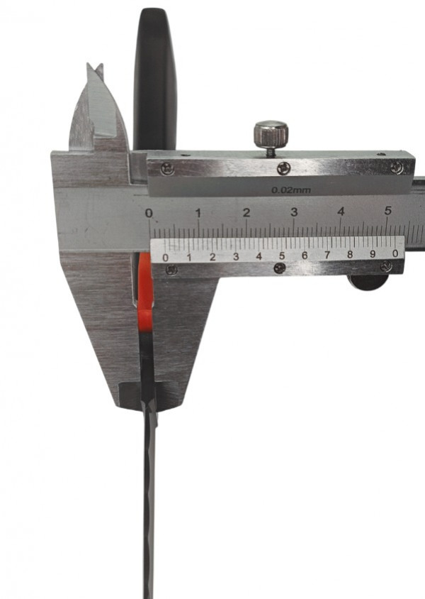 Толщина лезвия у рукояти - 0.3см.