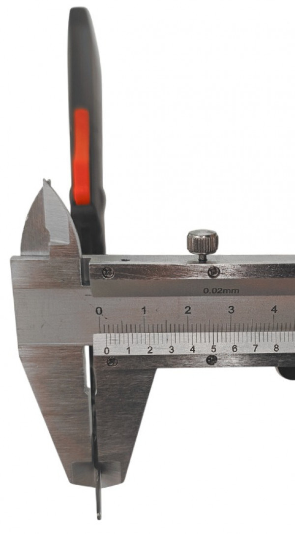 Толщина лезвия у кончика немного больше 0.1см.