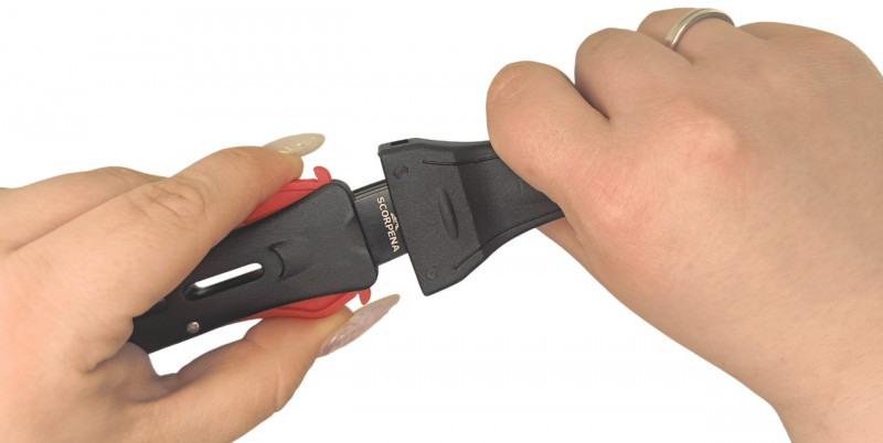 Чтобы извлечь нож, необходимо нажать на обе защелки по бокам и снять ножны.