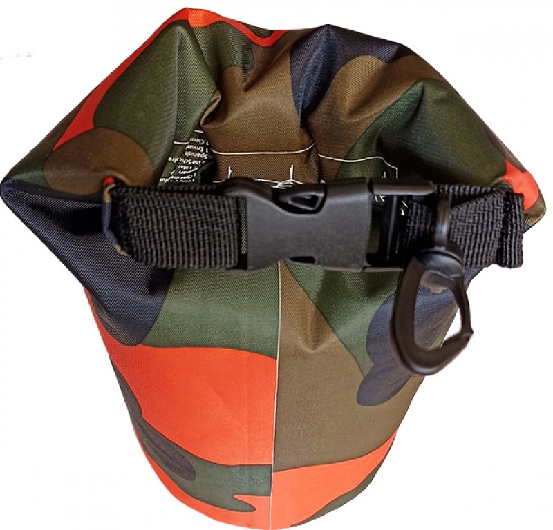 Далее клапан фиксируется пряжкой «фастекс» из ударопрочного и морозостойкого пластика на ремнях из армированной ткани с небольшим пластиковым карабином для крепления к необходимому элементу снаряжения.